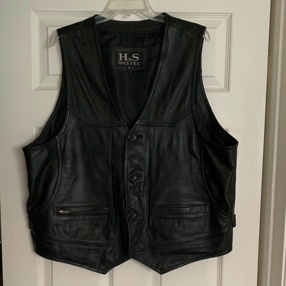 Men’s black leather vest